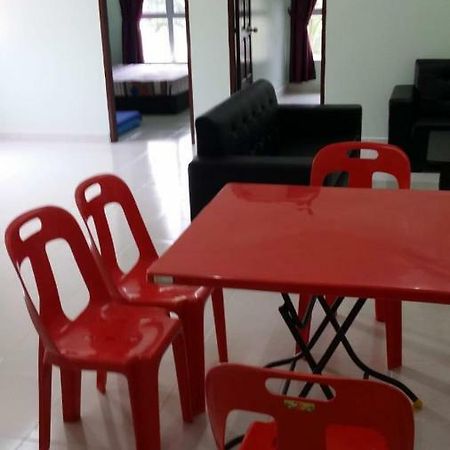 Coral Homestay Pekan Pangkor Екстер'єр фото
